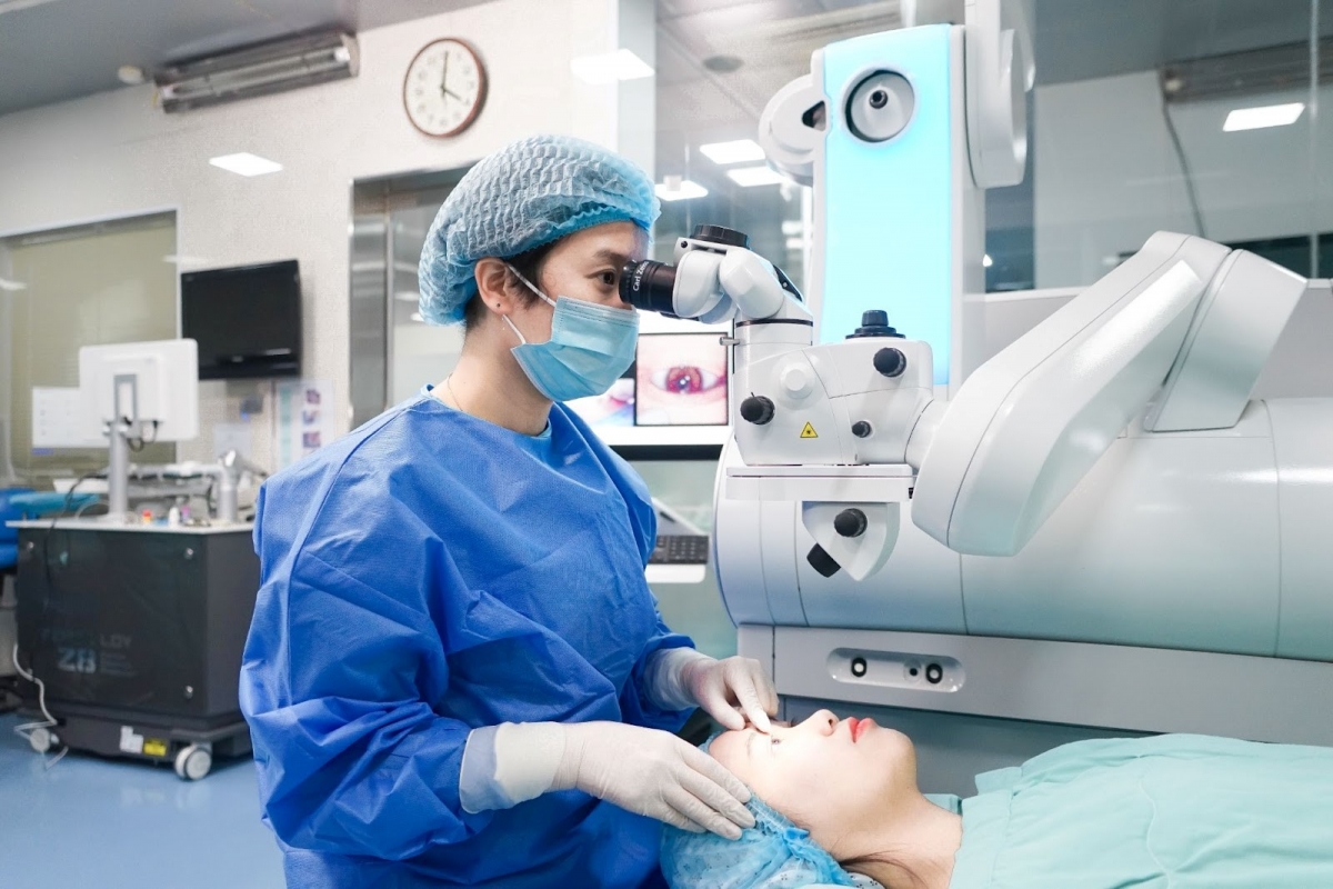 BS Quỳnh thực hiện ca phẫu thuật viễn thị bằng công nghệ SMILE Pro