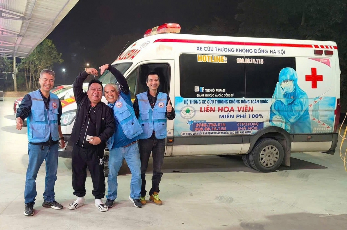 Nhóm “Xe cứu thương và mai táng 0 đồng Hà Nội” đã hỗ trợ đưa đón miễn phí hàng trăm bệnh nhân nghèo, thậm chí cả “người chết” về tận các miền quê xa xôi, hẻo lánh (Ảnh: NVCC)