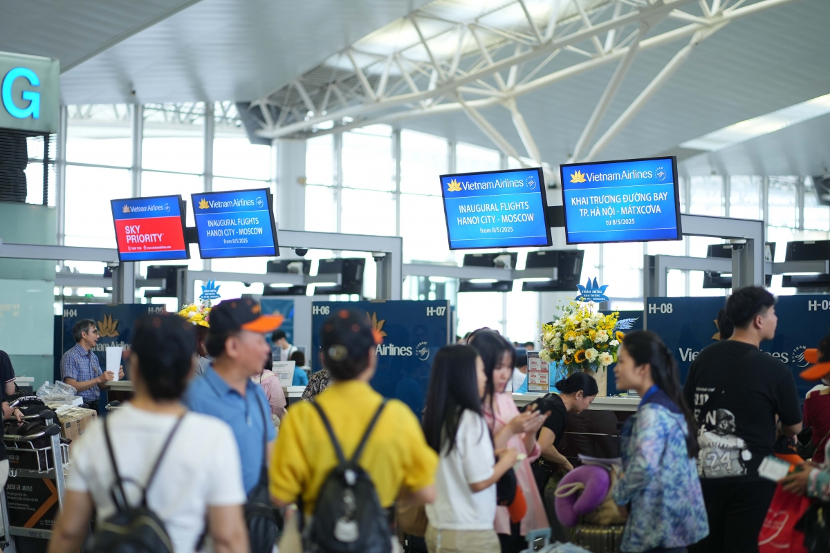 Hành khách làm thủ tục tại quầy vé của Vietnam Airlines.