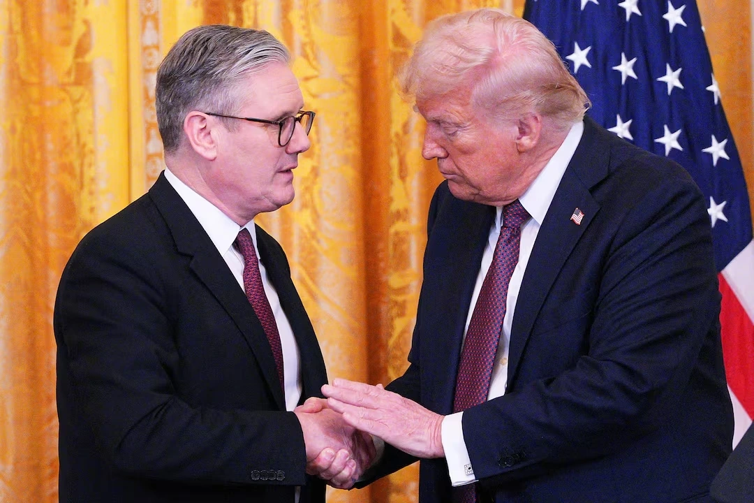 Thủ tướng Anh Keir Starmer và Tổng thống Mỹ Donald Trump bắt tay nhau trong cuộc họp báo chung ở Nhà Trắng ngày 27/2/2025. Ảnh: Reuters