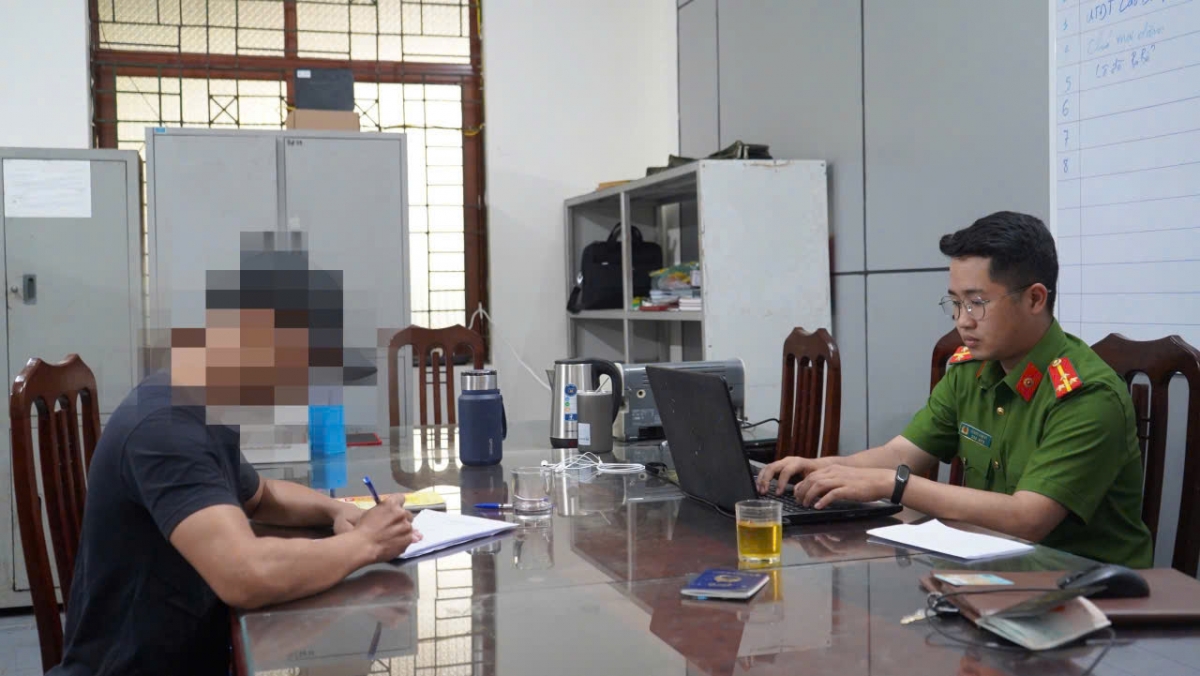 Anh N.C.T. khai báo tại cơ quan Công an sau khi bị trục xuất về nước