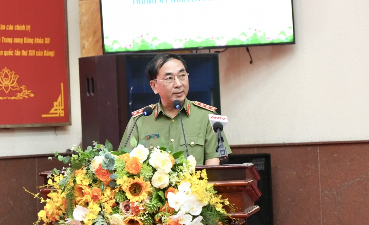 Thượng tướng Trần Quốc Tỏ, Thứ trưởng Bộ Công an. 