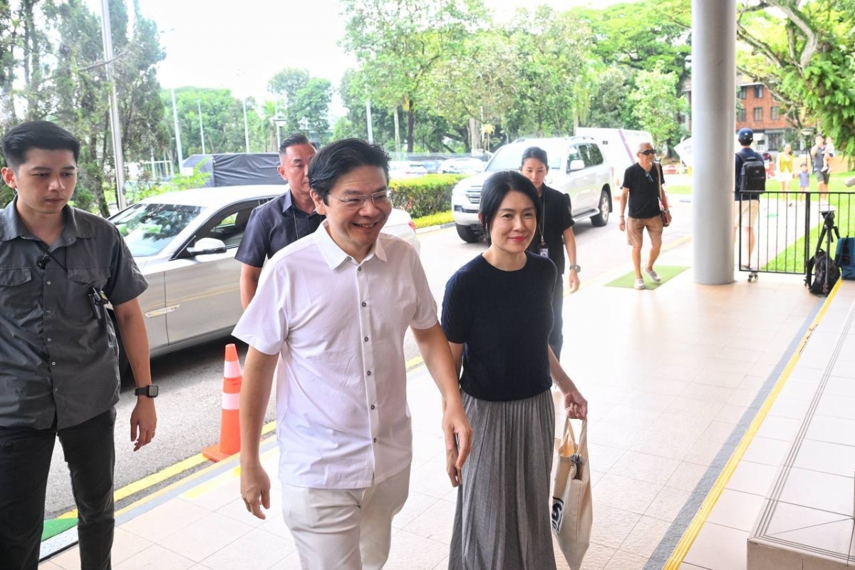 Thủ tướng Singapore Lawrence Wong đi bỏ phiếu ngày hôm nay. Ảnh: Azmi Athni, Straits Times
