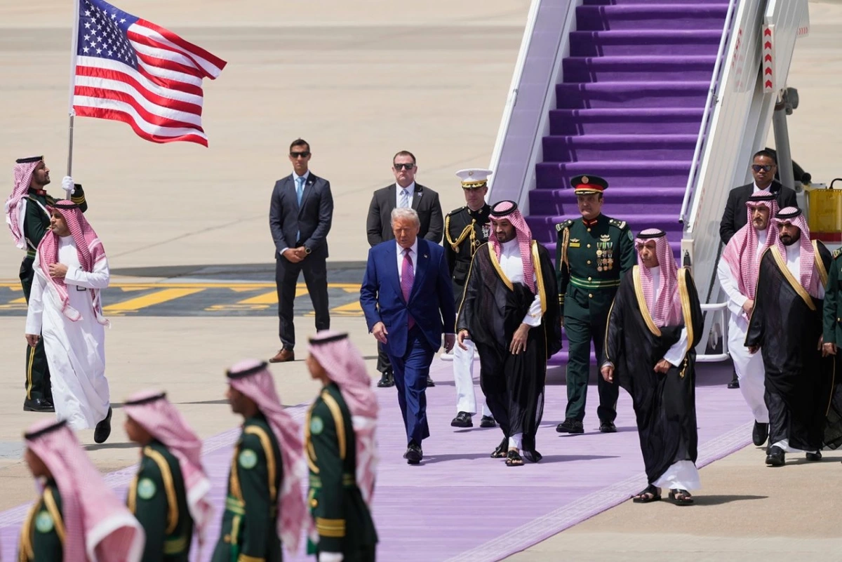 Saudi Arabia trải thảm tím đón ông Trump từ cửa chuyên cơ Không lực Một. Ảnh: Reuters