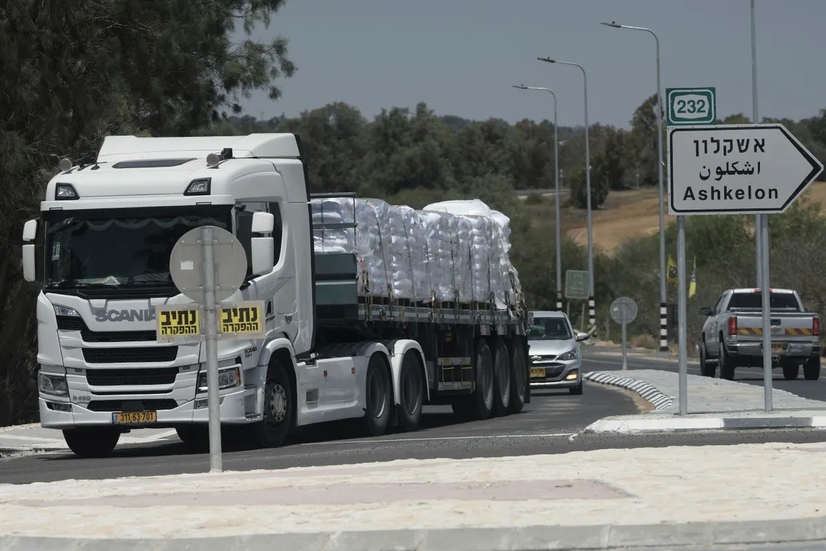 Xe tải chở hàng viện trợ nhân đạo cho Dải Gaza đang trên đường đến cửa khẩu Kerem Shalom ở miền nam Israel, tại biên giới Israel - Gaza, ngày 20/5 (Ảnh minh hõa: AP)