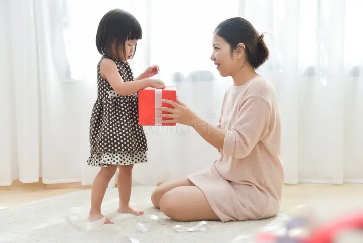 Trẻ sẽ luôn tò mò trước những món quà được bố mẹ dành tặng dịp 1/6. (Ảnh: Dreamstime)