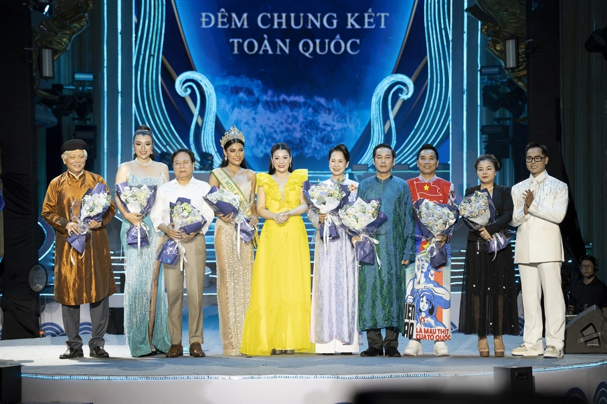 Ban giám khảo cuộc thi