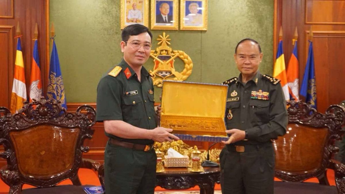 Đoàn đại biểu lãnh đạo trẻ Quân đội Nhân dân Việt Nam đã chào xã giao Đại tướng Mao Sophan