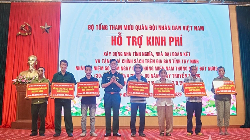 Đoàn lãnh đạo Bộ Tổng Tham mưu tặng trao kinh phí hỗ trợ xây dựng nhà tình nghĩa tặng các đối tượng chính sách tại tỉnh Tây Ninh. 