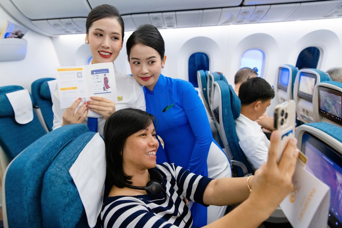 Đến đầu những năm 1990, lần đầu tiên tà áo dài truyền thống được đưa vào làm đồng phục chính thức, đánh dấu cột mốc quan trọng trong việc định hình bản sắc văn hóa riêng của Hãng. Lúc này, bộ đồng phục áo sơ mi và chân váy midi được dùng trên các chuyến bay nội địa còn áo dài xanh được mặc trên các chuyến bay quốc tế, thể hiện được vai trò của hãng Hàng không Quốc gia trong việc đưa văn hóa Việt đến gần hơn với bạn bè năm châu.