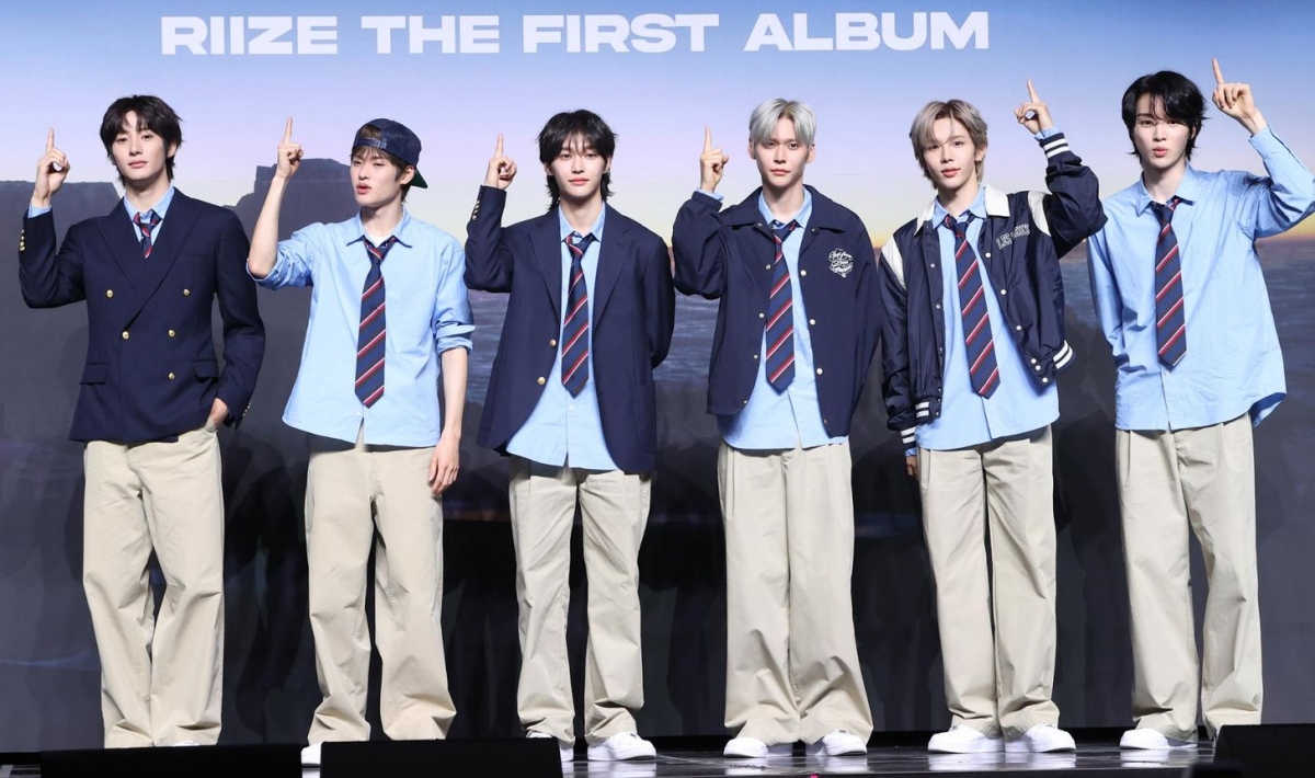Các thành viên của nhóm nhạc nam K-pop RIIZE, từ trái qua: Anton, Sohee, Wonbin, Eunseok, Shotaro và Sungchan, tạo dáng trong buổi ra mắt album "ODYSSEY". (Ảnh: Yonhap)