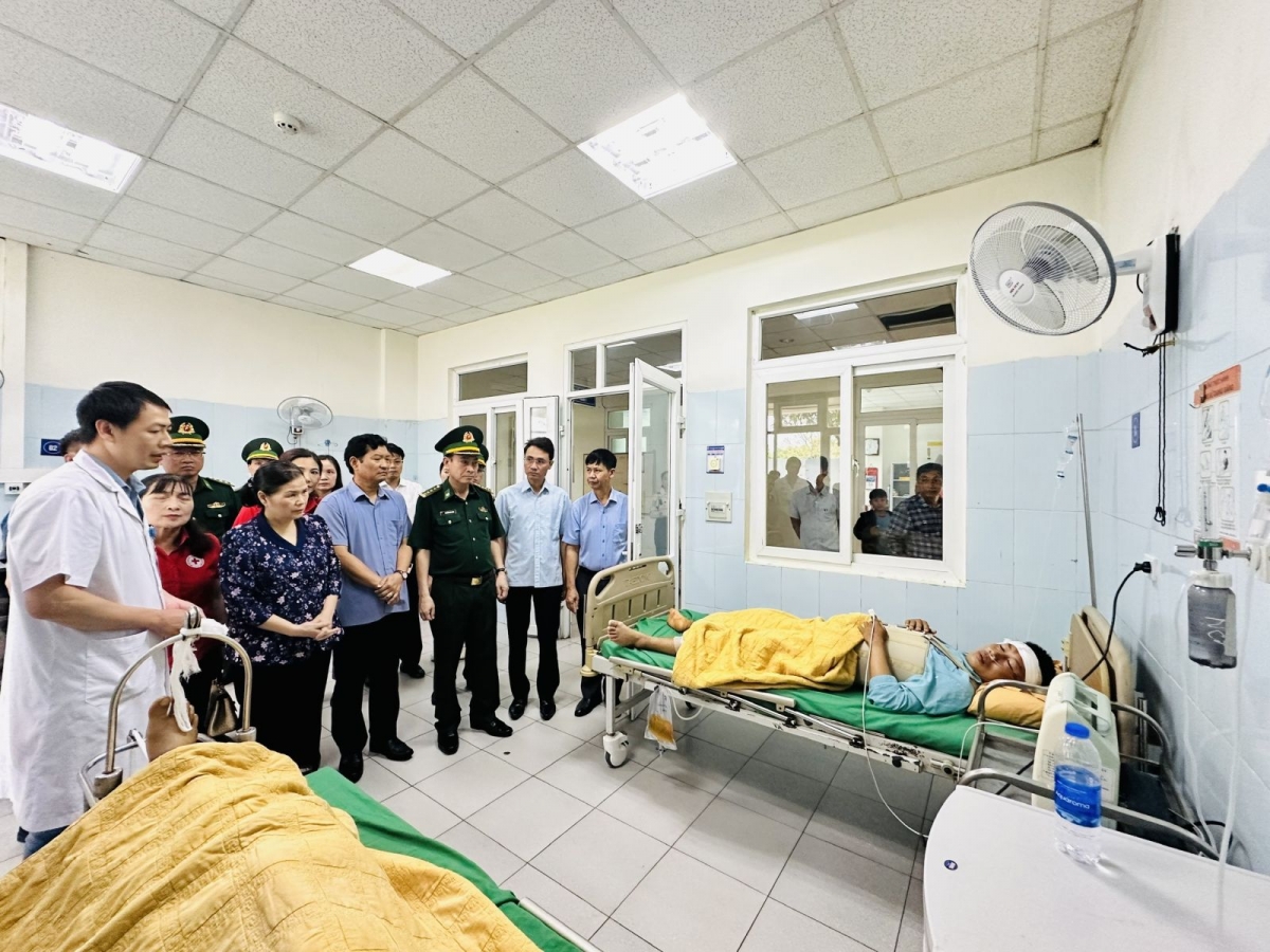 Động viên và hỗ trợ các gia đình có người bị thương trong vụ sạt lở đất đá 