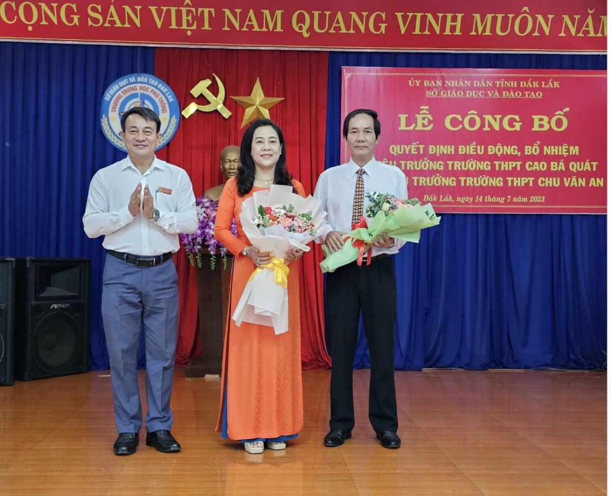 Bà Huỳnh Thị Kim Huệ trong lễ công bố quyết định điều động làm hiệu trưởng trường THPT Cao Bá Quát (Ảnh: Sở Giáo dục và Đào tạo Đắk Lắk)