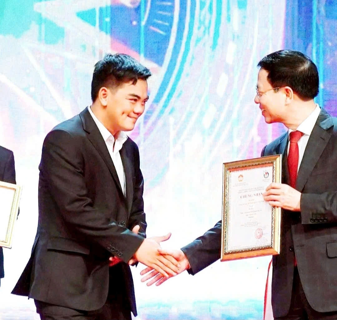 Nhà báo Bắc Bình (Báo Thanh Niên) bên trái nhận giải C - Giải Báo chí phòng chống tham nhũng năm 2021 của Ủy ban Trung ương MTTQ Việt Nam