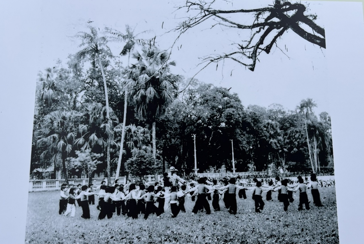 Chủ tịch Hồ Chí Minh cùng các cháu thiếu nhi vui chơi, múa hát trong vườn Phủ Chủ tịch, tháng 2/1955.