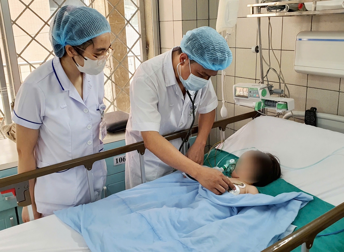 BSCKII Phạm Công Khắc, Trung tâm Nhi khoa thăm khám cho bệnh nhi