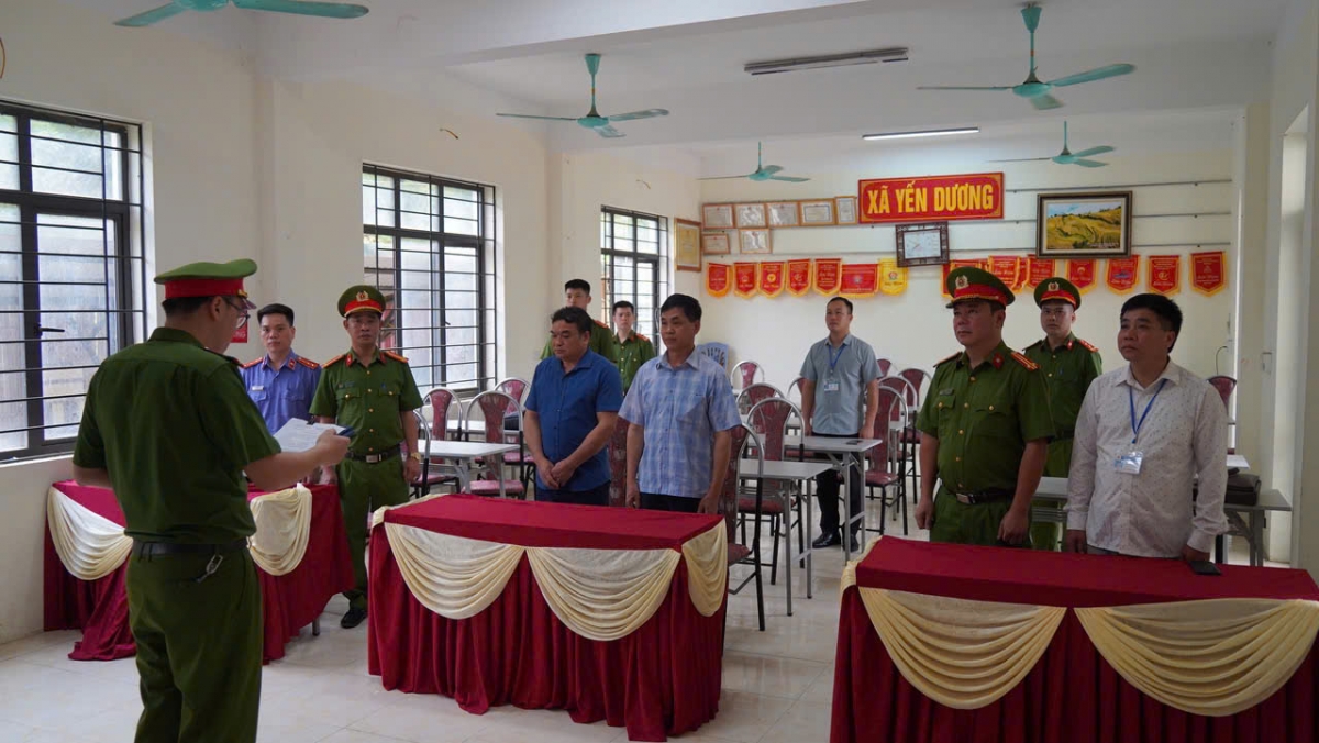 Cơ quan Cảnh sát điều tra Công an tỉnh Bắc Kạn thi hành quyết định khởi tố đối với 2 bị can Hà Văn Quý (áo kẻ) và Hoàng Văn Duẩn (áo xanh).
(Nguồn: Công an tỉnh Bắc Kạn cung cấp)