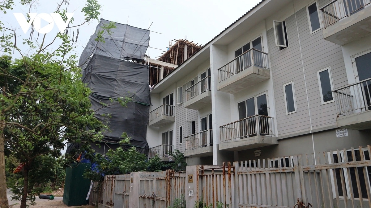 Những khu đô thị bỏ hoang, rêu mốc với thời gian.