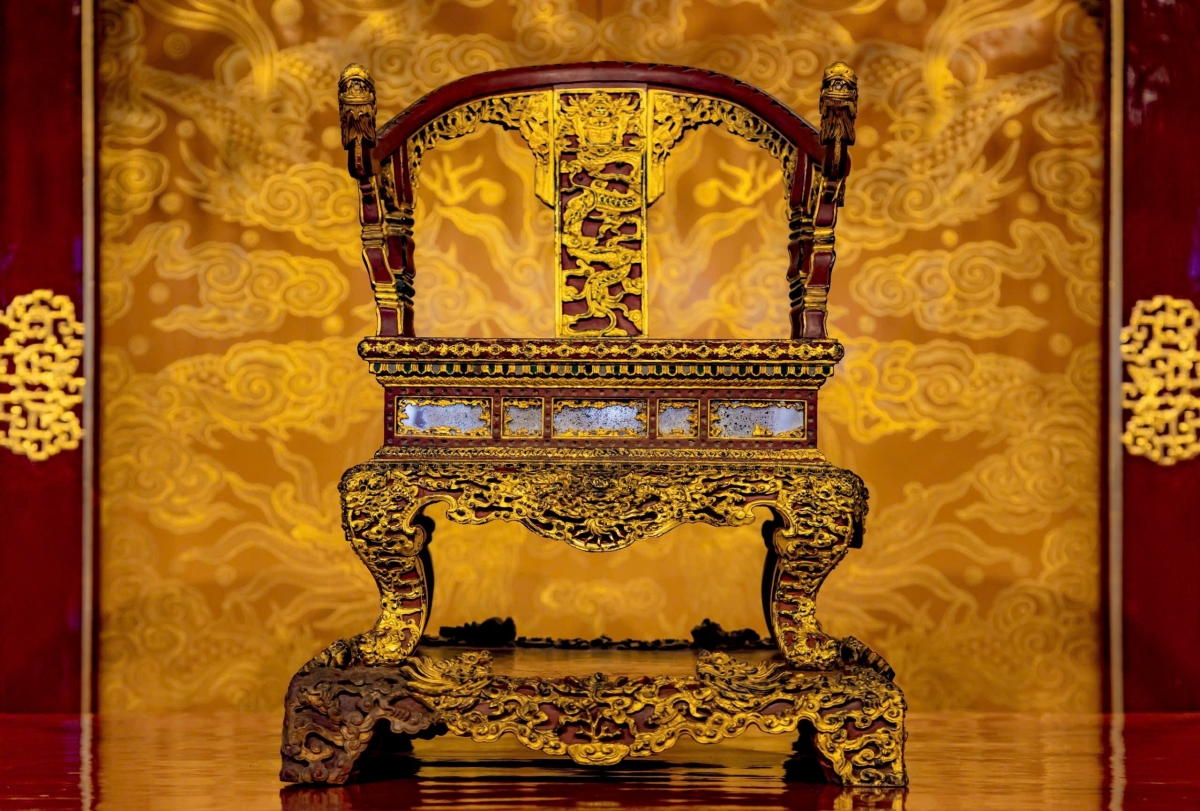 Bảo vật quốc gia Ngai vua triều Nguyễn trưng bày tại điện Thái Hòa trước khi bị xâm hại.