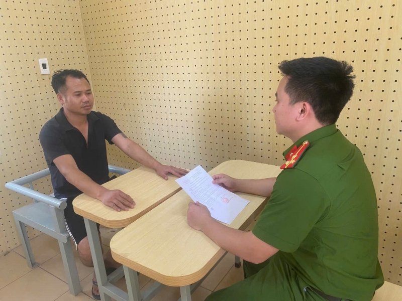 Cơ quan CSĐT Công an tỉnh Vĩnh Phúc lấy lời khai đối tượng Nguyễn Văn Hưởng.