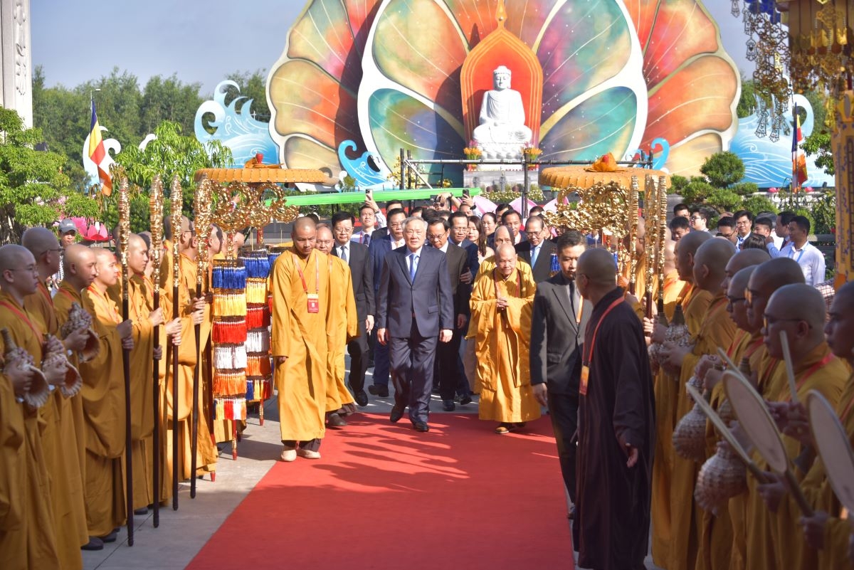 Phó Thủ tướng Thường trực Nguyễn Hòa Bình đến dự Lễ bế mạc Vesak 2025