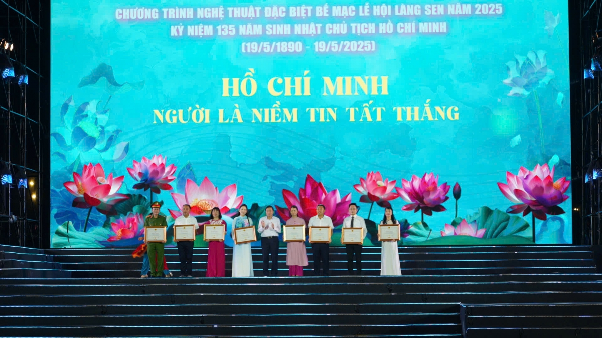UBND tỉnh Nghệ An trao bằng khen cho các đơn vị có nhiều đóng góp cho Lễ hội Làng Sen toàn quốc năm 2025. Ảnh: Bá Thăng