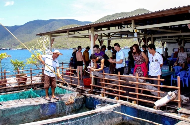 Du khách trên bè nổi vịnh Nha Trang (ảnh minh họa)