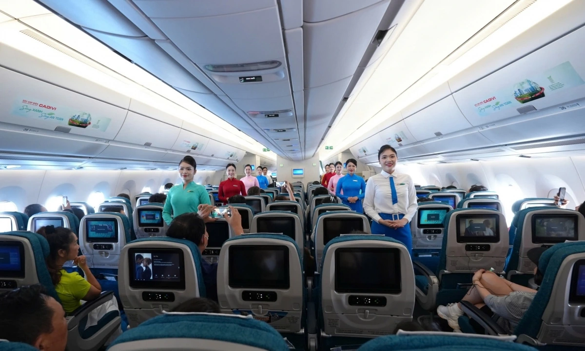 Đồng phục của tiếp viên Vietnam Airlines đã từng trải qua nhiều kiểu dáng khác nhau từ nghiêm trang, tối giản đến mềm mại, duyên dáng. Mỗi bộ đồng phục đều là biểu tượng sống động cho chặng đường phát triển mạnh mẽ của Hãng Hàng không Quốc gia Việt Nam, chứa đựng niềm tự hào, bản sắc và tinh thần phục vụ tận tâm của từng thế hệ tiếp viên. Với sứ mệnh cất cánh vươn xa cùng non sông đất nước, bộ đồng phục đã trở thành một đại sứ văn hóa thầm lặng, kết nối truyền thống với hiện đại, kết nối Việt Nam với thế giới.