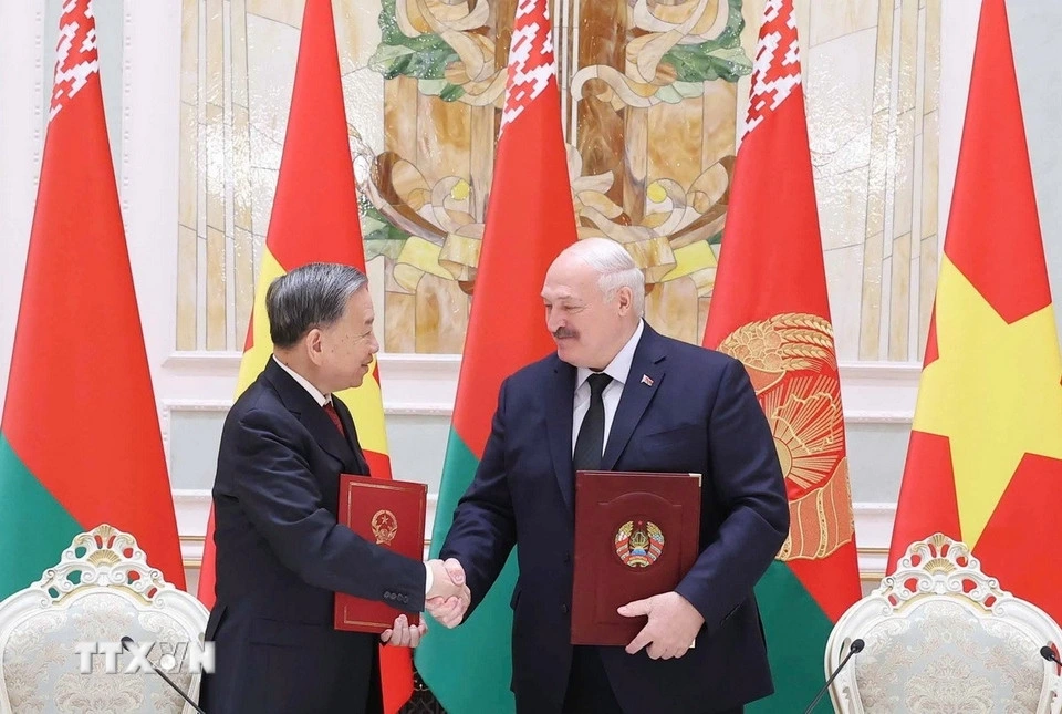 Sau hội đàm, Tổng Bí thư Tô Lâm và Tổng thống Aleksandr Lukashenko đã ký Tuyên bố chung về thiết lập quan hệ Đối tác chiến lược Việt Nam - Belarus và chứng kiến Lễ trao các văn kiện hợp tác trên các lĩnh vực hợp tác quốc phòng, khoa học – công nghệ, tư pháp, y tế, văn hóa, phát thanh và giao lưu nhân dân. Tổng thống Aleksandr Lukashenko cũng trao tặng Huân chương Hữu nghị các dân tộc của Belarus cho Tổng Bí thư Tô Lâm. (Ảnh: TTXVN)