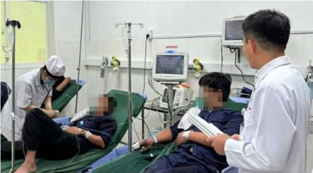 Bác sĩ tại Bệnh viện Đa khoa Thống Nhất đang điều trị cho các nạn nhân. (Ảnh: NLĐ)