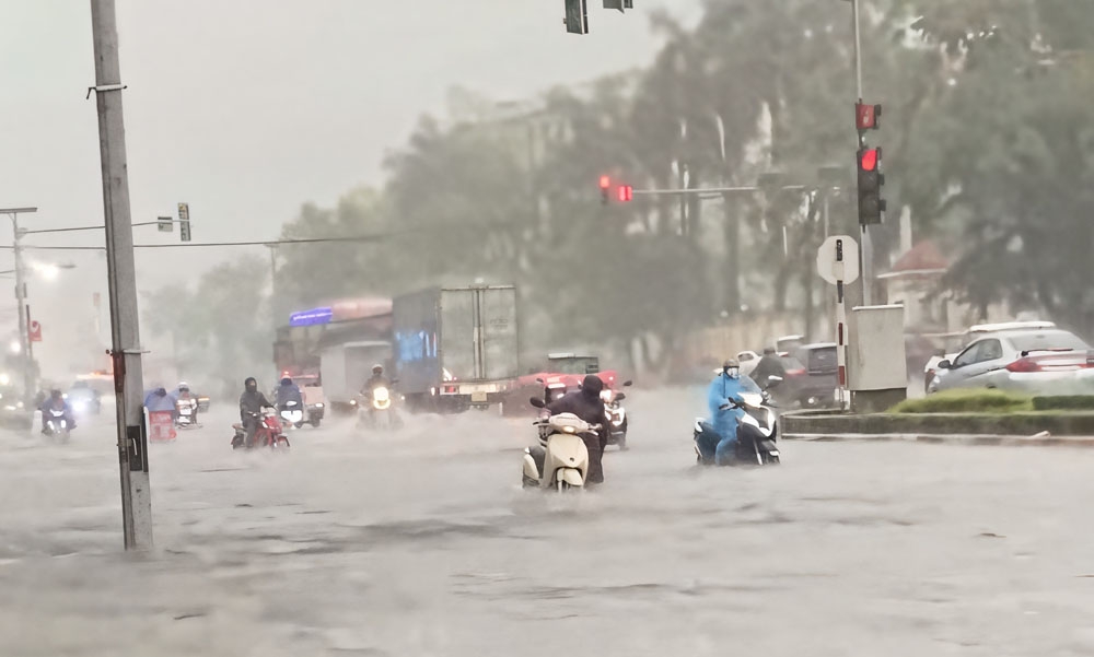 Phương tiện giao thông chết máy do nước ngập sâu (ảnh chụp trên đường Xương Giang).