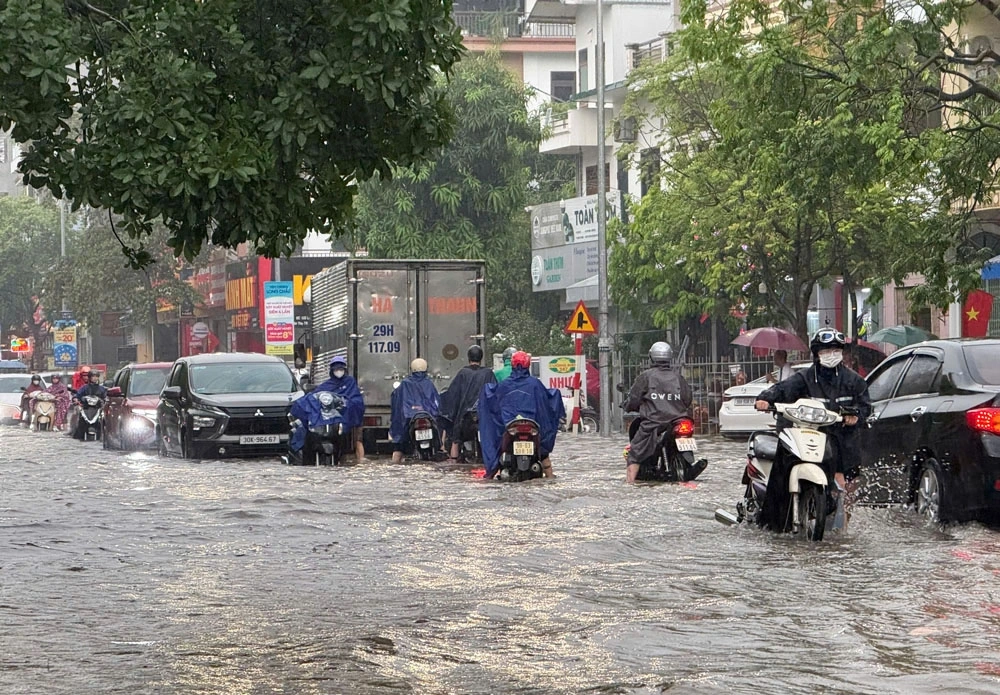 Mưa lớn khiến nhiều phương tiện giao thông di chuyển khó khăn (ảnh chụp tại đường Lê Lợi).