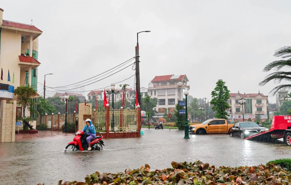 Một ôtô chết máy do di chuyển vào vùng ngập sâu.