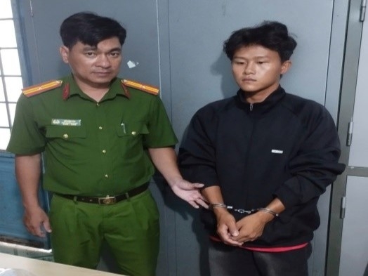 Văn phòng Cơ quan CSĐT Công an tỉnh Kiên Giang Thi hành Lệnh bắt bị can để tạm giam đối với Lê Hoàng Linh