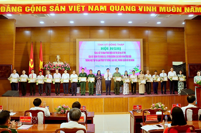 Bí thư Tỉnh ủy Đồng Tháp Lê Quốc Phong tặng bằng khen cho các tập thể, cá nhân (ảnh: Việt Tiến)