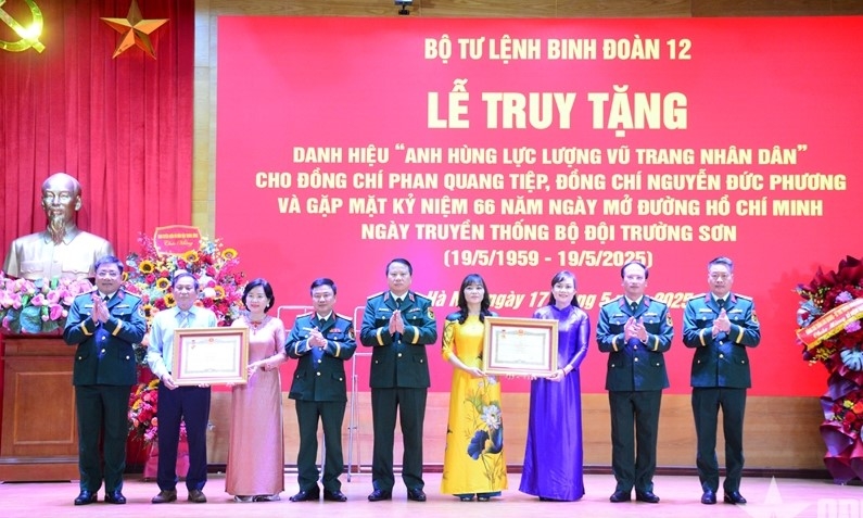Bộ tư lệnh Binh đoàn 12 chụp ảnh cùng thân nhân gia đình Thiếu tướng Phan Quang Tiệp và Đại tá Nguyễn Đức Phương
