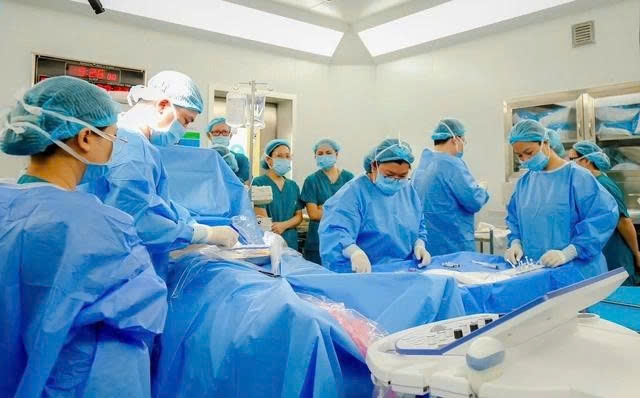 2 ê-kip chuyên gia của Bệnh viện Từ Dũ và Nhi đồng 1 can thiệp cho thai phụ người Singapore (Ảnh Sở Y tế TP.HCM) 