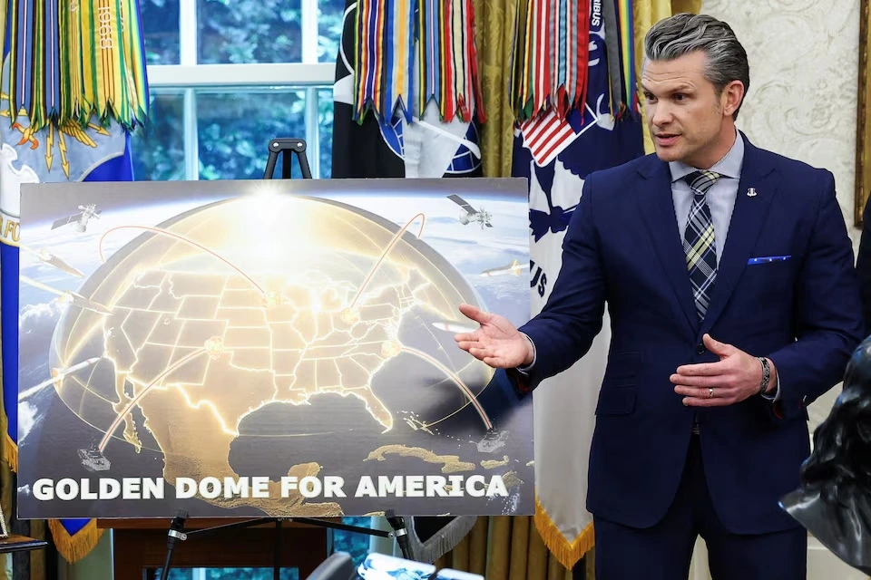 Bộ trưởng Quốc phòng Mỹ Pete Hegseth phát biểu tại Phòng Bầu dục khi công bố kế hoạch lá chắn phòng thủ tên lửa Vòm Vàng cùng Tổng thống Mỹ Donald Trump ngày 20/5/2025. Ảnh: Reuters.