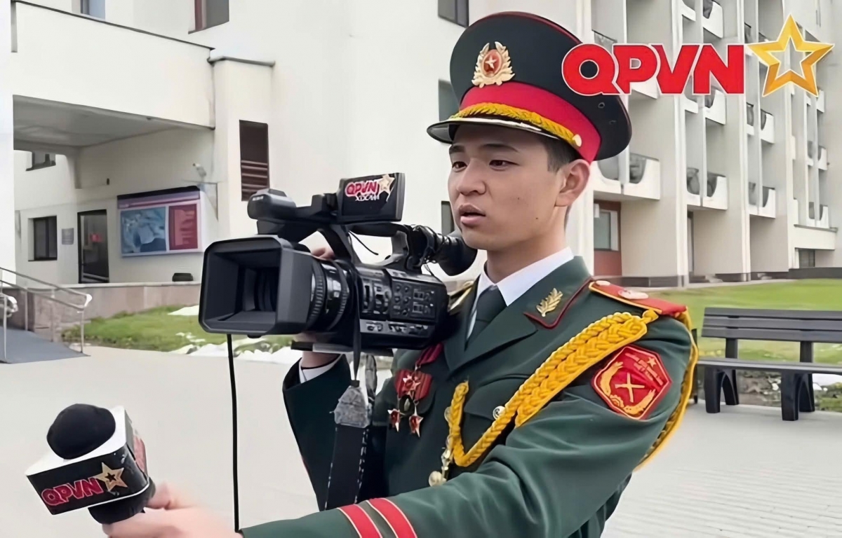 Hình ảnh Quang Linh vừa cầm máy quay ghi hình, vừa phỏng vấn một đồng đội