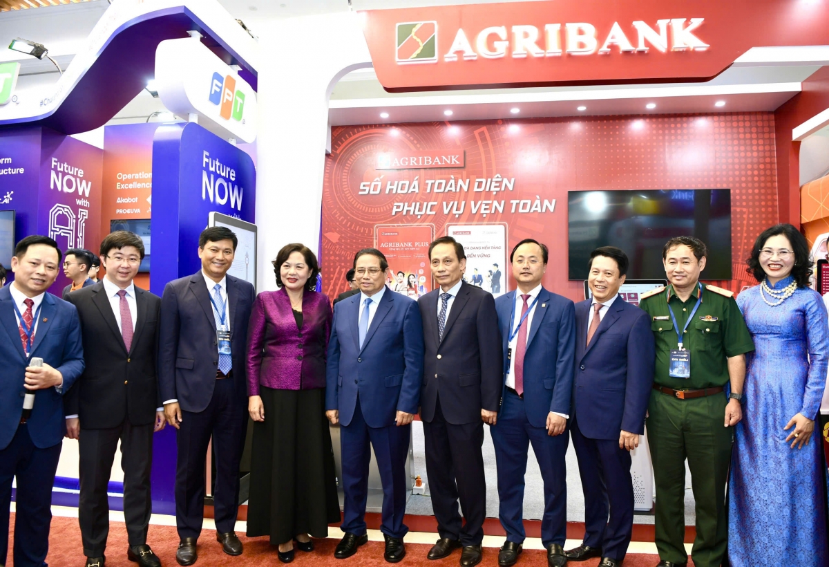 Thủ tướng Chính phủ Phạm Minh Chính, Thống đốc NHNN Nguyễn Thị Hồng chụp ảnh lưu niệm với Ban lãnh đạo Agribank