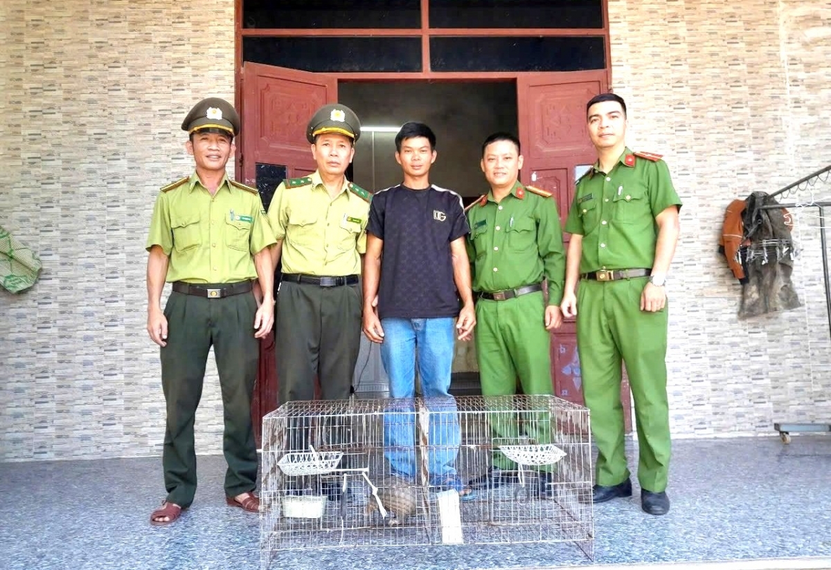 Anh Lê Công Thành (áo đen) bàn giao con tê tê quý hiếm