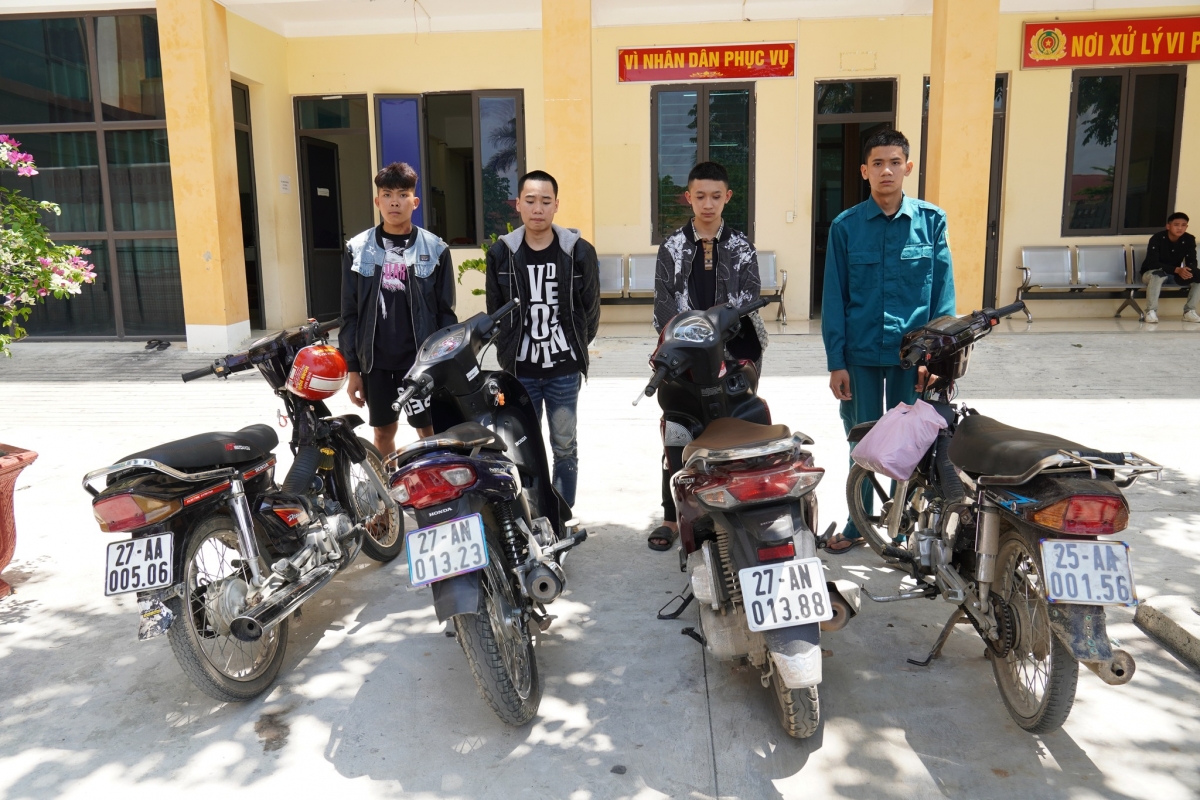 Các đối tượng cùng phương tiện tại cơ quan công an