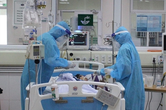 Với những người có bệnh nền, hoặc lớn tuổi hoặc bệnh có khả năng diễn tiến nặng thì việc tới cơ sở y tế xét nghiệm kịp thời là điều cần thiết