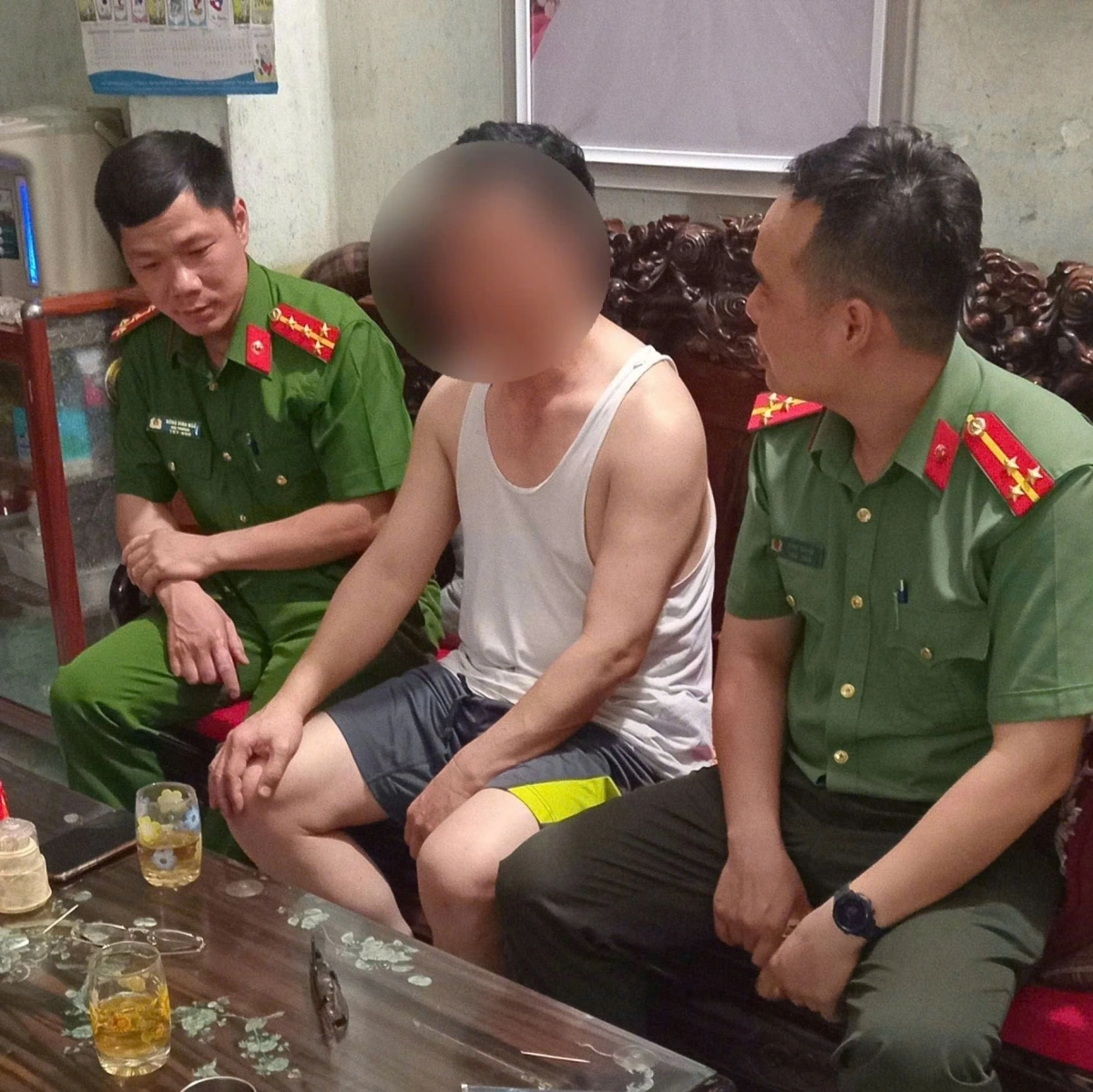 Cán bộ Công an giải thích để người dân hiểu rõ thủ đoạn, hành vi của các đối tượng lừa đảo qua mạng