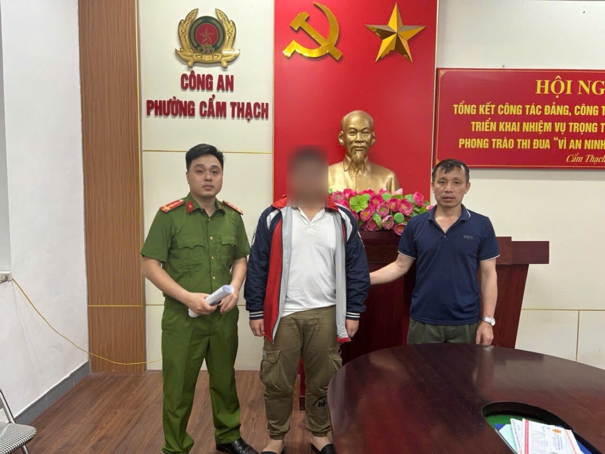 Cán bộ Công an phường Cẩm Thạch bàn giao cháu P.V.D. cho gia đình
