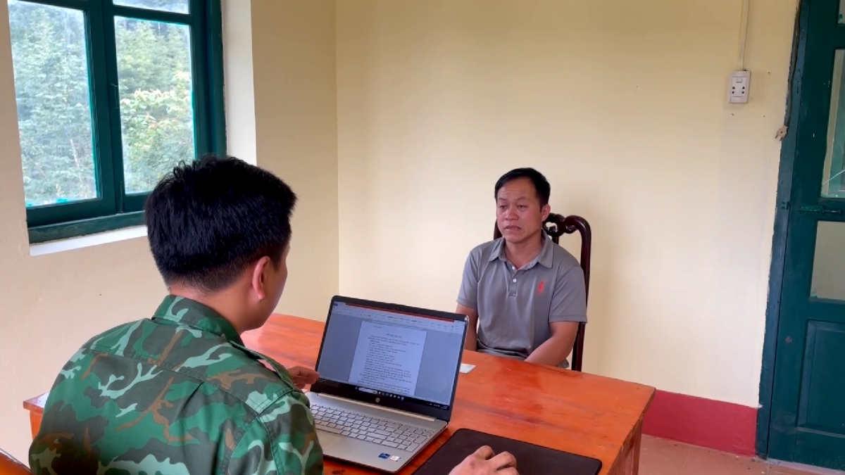 Cán bộ Đồn Biên phòng cửa khẩu Quốc tế Trà Lĩnh (Bộ đội Biên phòng Cao Bằng) lấy lời khai đối tượng La Văn Trường. Ảnh: Bộ đội Biên phòng Cao Bằng