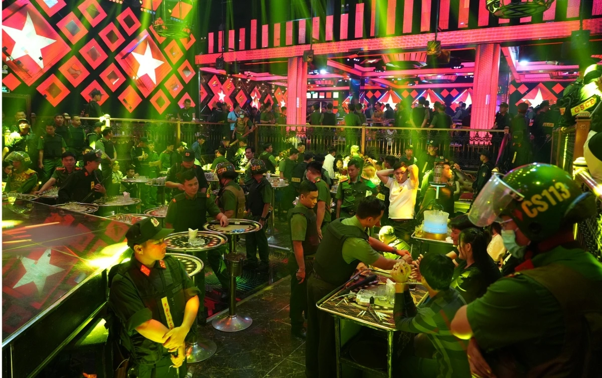 Hàng trăm cảnh sát đột kích kiểm tra quán bar Paris Night Club, vào khuya 1/5. Ảnh: Như Ý