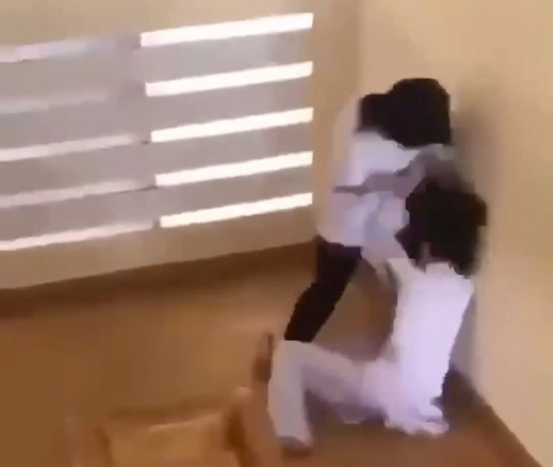 Vụ đánh nhau dừng lại khi có 1 học sinh can ngăn (Ảnh cắt từ clip)