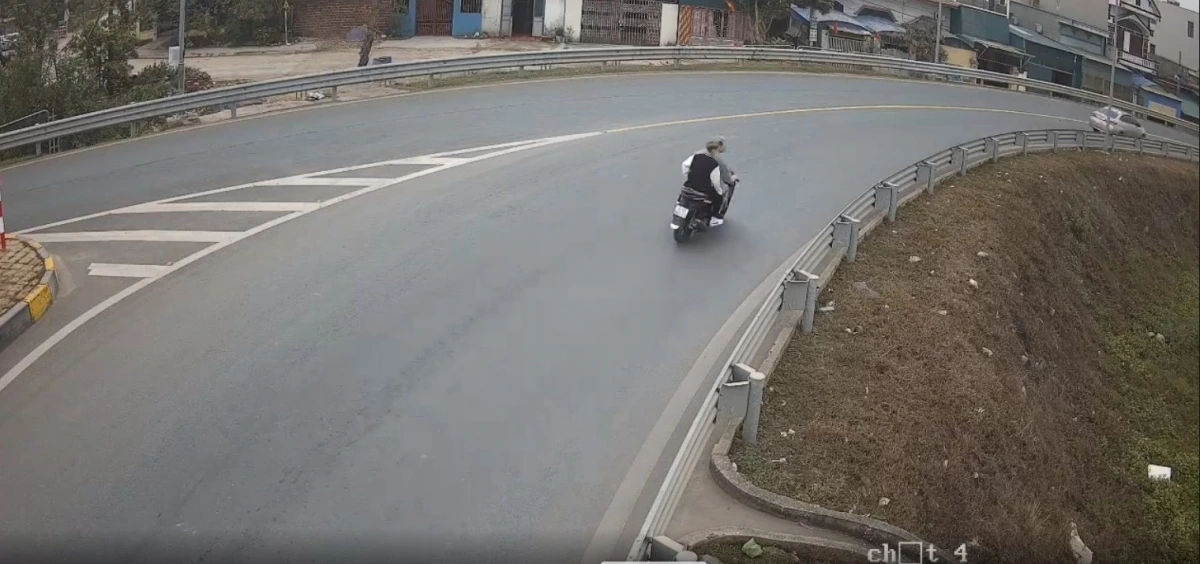 Nhiều thanh niên không đội mũ bảo hiểm, bất chấp biển cấm, ngang nhiên đi vào cao tốc, tiềm ẩn nguy cơ gây tai nạn giao thông