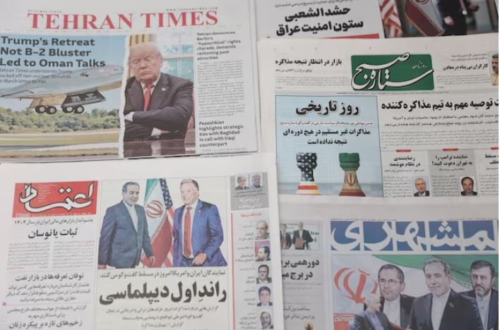 Một tờ báo Iran có ảnh bìa là Bộ trưởng Ngoại giao Iran Abbas Araqchi và đặc phái viên Trung Đông của Hoa Kỳ Steve Witkoff, được nhìn thấy ở Tehran, Iran, ngày 12/4/2025 (Ảnh: Reuters)